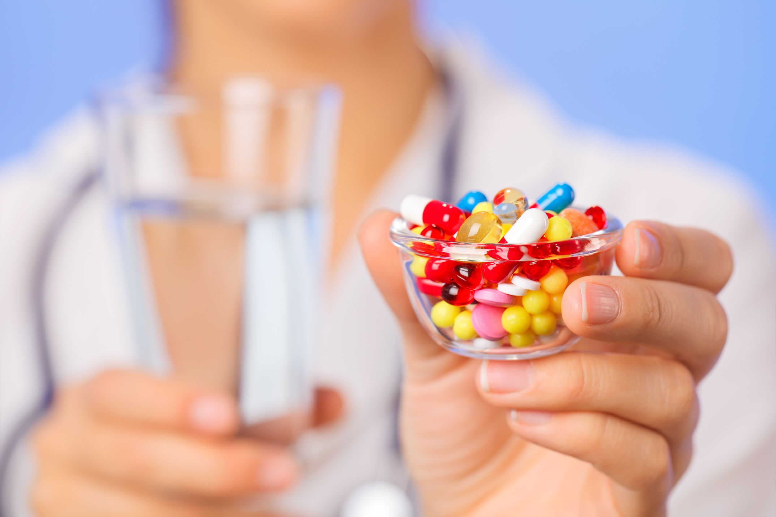 Можно принимать антибиотики с витаминами. Медикаментозная терапия. Медикаментозная терапи. Антибиотики. Прием антибиотиков.